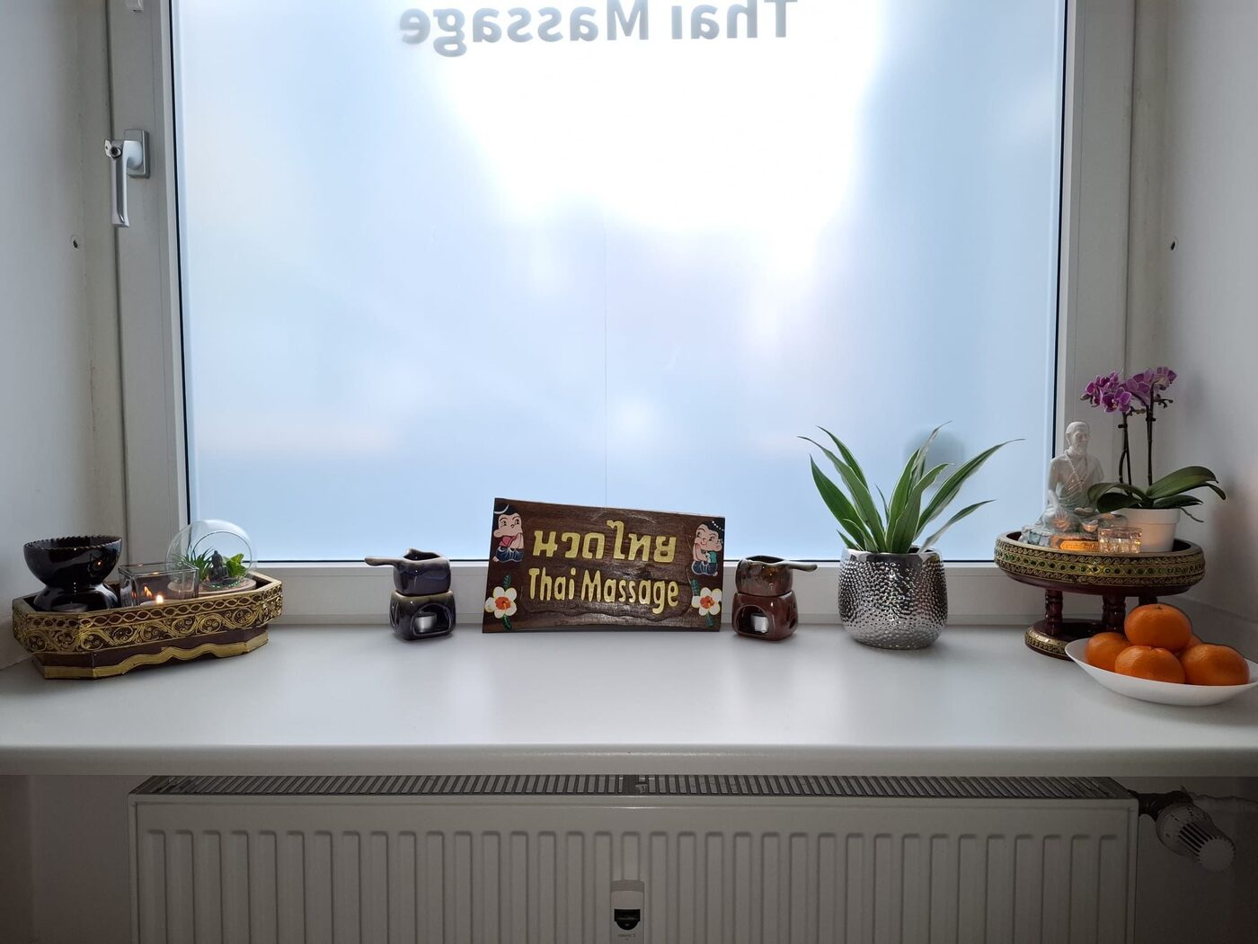 Duftöle, Pflanzen und Dekoration am Fenster