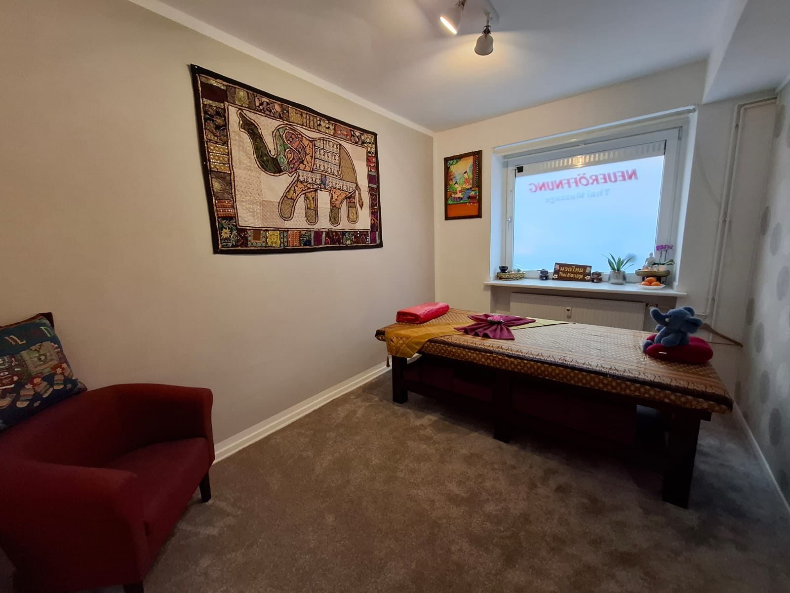 Behandlungsraum von Aey's Thaimassage in Hamburg-Eimsbüttel mit thailändischer Dekoration